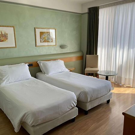 Best Western Hotel Leonardo Da Vinci Erba Dış mekan fotoğraf