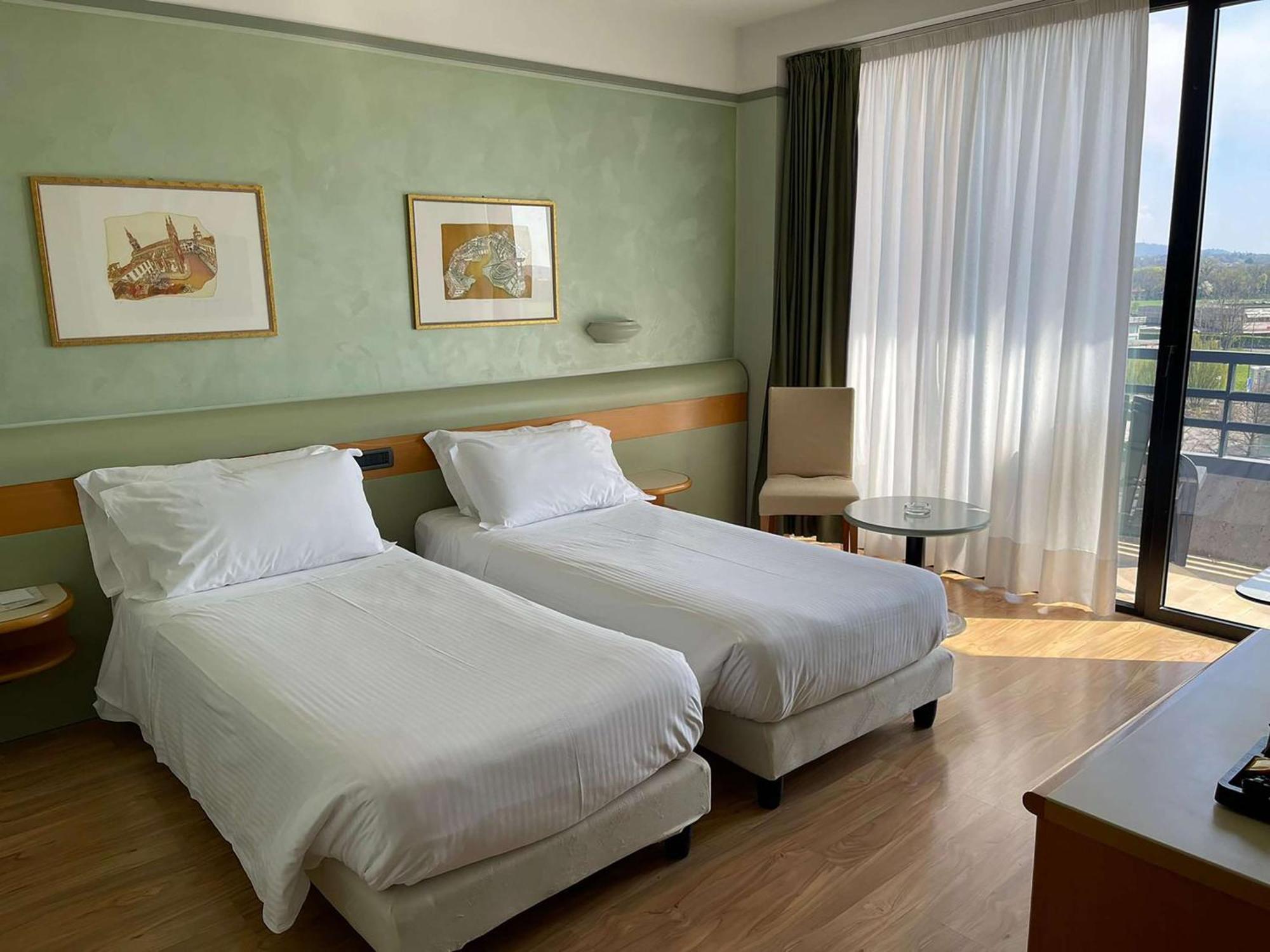 Best Western Hotel Leonardo Da Vinci Erba Dış mekan fotoğraf